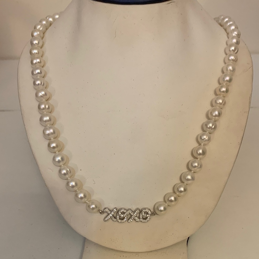 Elegant Pearl Necklace with Silver Accents